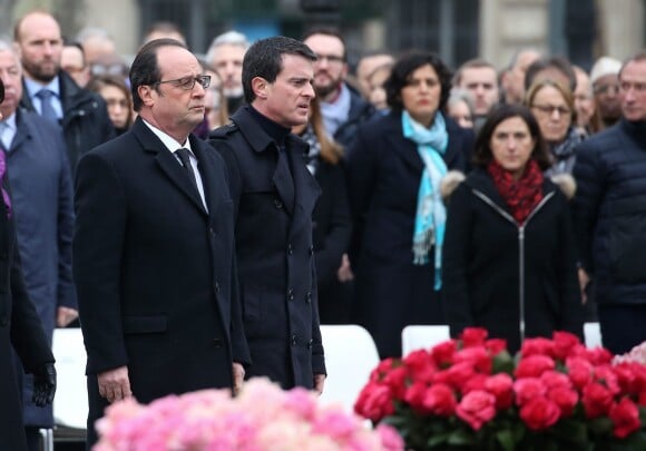 François Hollande, Manuel Valls - Hommage rendu aux victimes des attentats de janvier et de novembre 2015, place de la République à Paris, le 10 janvier 2016.  ©Dominique Jacovides/Bestimage.