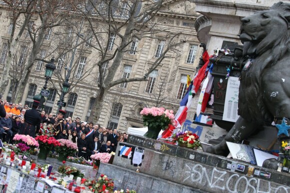 Hommage rendu aux victimes des attentats de janvier et de novembre 2015, place de la République à Paris, le 10 janvier 2016.  ©Dominique Jacovides/Bestimage.