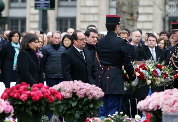 Anne Hidalgo, François Hollande, Manuel Valls - Hommage rendu aux victimes des attentats de janvier et de novembre 2015, place de la République à Paris, le 10 janvier 2016.  ©Dominique Jacovides/Bestimage.