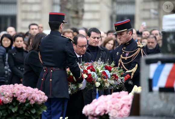 François Hollande, Manuel Valls - Hommage rendu aux victimes des attentats de janvier et de novembre 2015, place de la République à Paris, le 10 janvier 2016.  ©Dominique Jacovides/Bestimage.