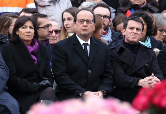 Anne Hidalgo, François Hollande, Manuel Valls, Anne Gravoin - Hommage rendu aux victimes des attentats de janvier et de novembre 2015, place de la République à Paris, le 10 janvier 2016.  ©Dominique Jacovides/Bestimage.