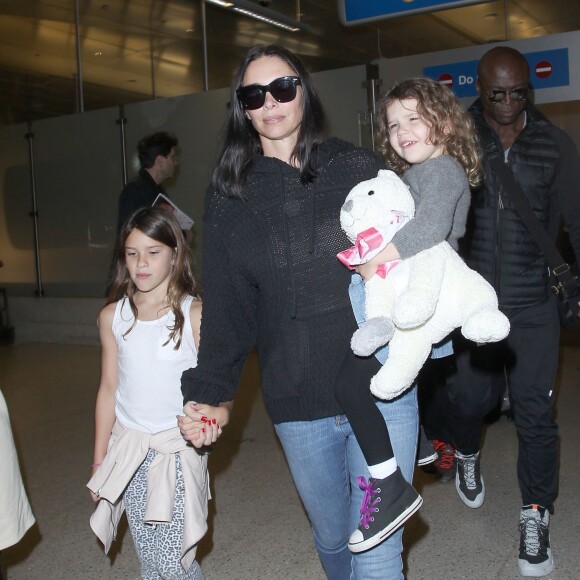 Seal débarque à l'aéroport LAX de Los Angeles avec sa fille Leni, sa compagne Erica Packer et ses enfants INdigo, Emmanuelle et Jackson, le 5 janvier 2016