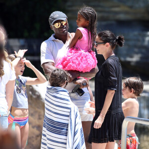 Exclusif - Seal, accompagné de sa compagne Erica Packer et leurs enfants, Leni, Henry, Johan et Lou ainsi que indigo, Emmanuelle et Jakcson, lors d'une journée plage à Sydney le 31 décembre 2015