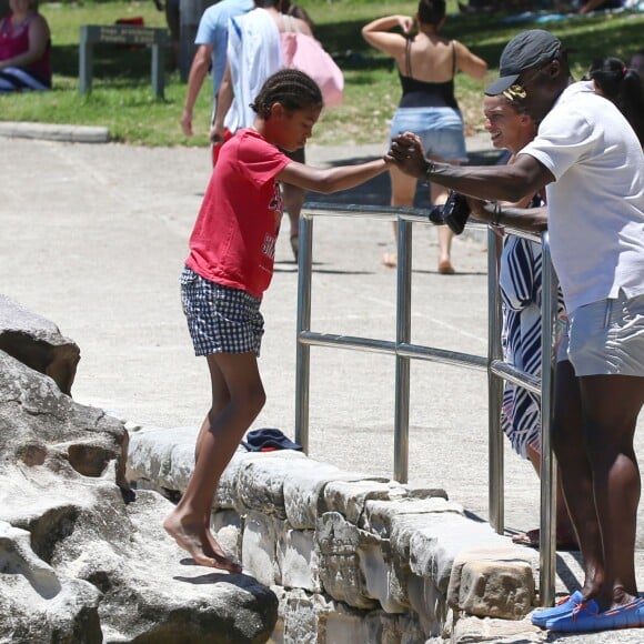 Exclusif - Seal, accompagné de sa compagne Erica Packer et leurs enfants, Leni, Henry, Johan et Lou ainsi que indigo, Emmanuelle et Jakcson, lors d'une journée plage à Sydney le 31 décembre 2015