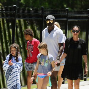 Exclusif - Seal, accompagné de sa compagne Erica Packer et leurs enfants, Leni, Henry, Johan et Lou ainsi que indigo, Emmanuelle et Jakcson, lors d'une journée plage à Sydney le 31 décembre 2015