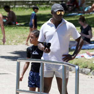 Exclusif - Seal, accompagné de sa compagne Erica Packer et leurs enfants, Leni, Henry, Johan et Lou ainsi que indigo, Emmanuelle et Jakcson, lors d'une journée plage à Sydney le 31 décembre 2015
