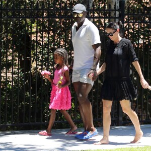 Exclusif - Seal, accompagné de sa compagne Erica Packer et leurs enfants, Leni, Henry, Johan et Lou ainsi que indigo, Emmanuelle et Jakcson, lors d'une journée plage à Sydney le 31 décembre 2015