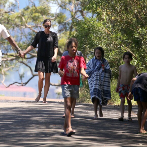 Exclusif - Seal, accompagné de sa compagne Erica Packer et leurs enfants, Leni, Henry, Johan et Lou ainsi que indigo, Emmanuelle et Jakcson, lors d'une journée plage à Sydney le 31 décembre 2015