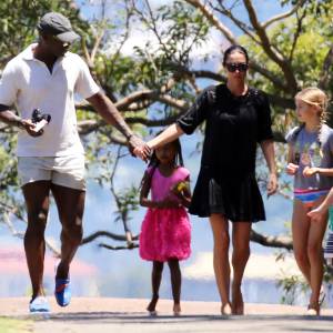 Exclusif - Seal, accompagné de sa compagne Erica Packer et leurs enfants, Leni, Henry, Johan et Lou ainsi que indigo, Emmanuelle et Jakcson, lors d'une journée plage à Sydney le 31 décembre 2015