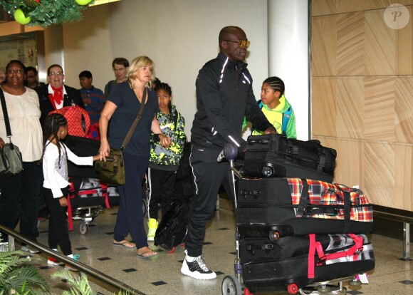 Seal et ses enfants Leni, Henry, Johan et Lou débarquent à l'aéroport de Sydney, le 26 décembre 2015
