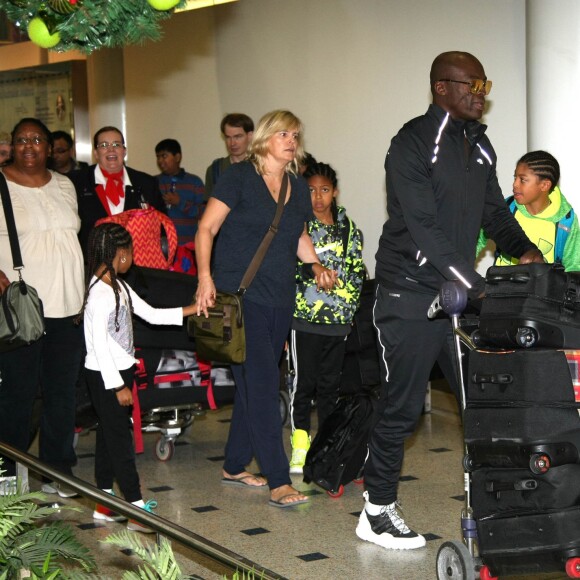 Seal et ses enfants Leni, Henry, Johan et Lou débarquent à l'aéroport de Sydney, le 26 décembre 2015