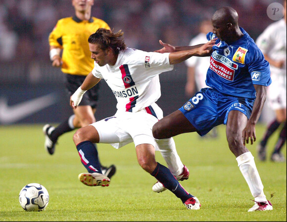 Fabrice Fiorèse sous les couleurs du Paris Saint-Germain lors d'un match face à Bastia au Parc des Princes, à Paris, le 4 août 2003