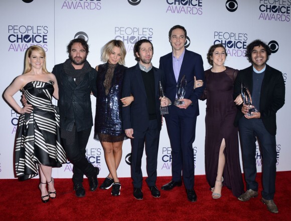L'équipe de la série Big Bang Theory TV, Melissa Rauch, John Galecki, Kaley Cuoco, Simon Helberg, Jim Parsons, Mayim Bialik et Kunal Nayyar aux People's Choice Awards au Microsoft Theatre L.A. Live de Los Angeles, le 6 janvier 2016
