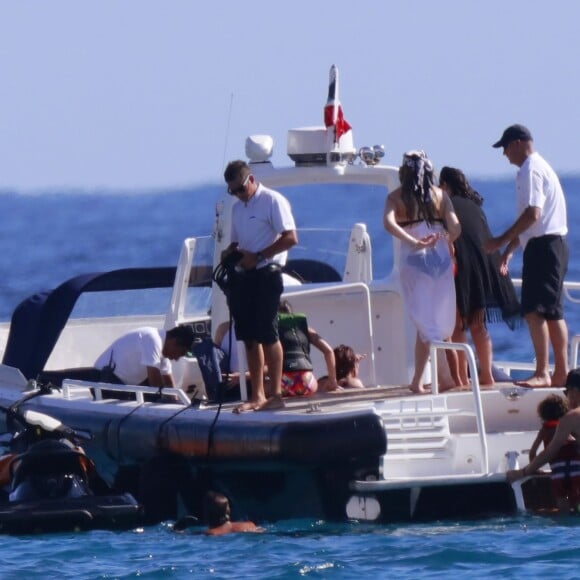 Mariah Carey se baigne avec son compagnon James Packer et ses enfants Moroccan et Monroe à Saint-Barthélemy le 10 janvier 2016.