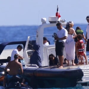 Mariah Carey se baigne avec son compagnon James Packer et ses enfants Moroccan et Monroe à Saint-Barthélemy le 10 janvier 2016.