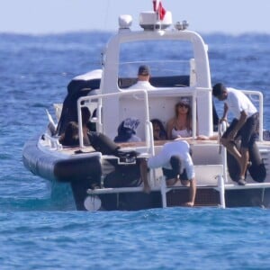 Mariah Carey se baigne avec son compagnon James Packer et ses enfants Moroccan et Monroe à Saint-Barthélemy le 10 janvier 2016.