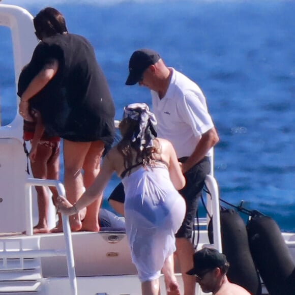 Mariah Carey se baigne avec son compagnon James Packer et ses enfants Moroccan et Monroe à Saint-Barthélemy le 10 janvier 2016.