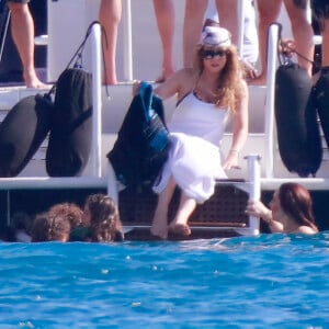 Mariah Carey se baigne avec son compagnon James Packer et ses enfants Moroccan et Monroe à Saint-Barthélemy le 10 janvier 2016.