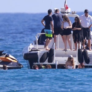 Mariah Carey se baigne avec son compagnon James Packer et ses enfants Moroccan et Monroe à Saint-Barthélemy le 10 janvier 2016.