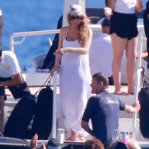 Mariah Carey se baigne avec son compagnon James Packer et ses enfants Moroccan et Monroe à Saint-Barthélemy le 10 janvier 2016.