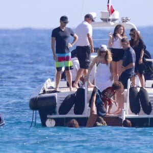 Mariah Carey se baigne avec son compagnon James Packer et ses enfants Moroccan et Monroe à Saint-Barthélemy le 10 janvier 2016.