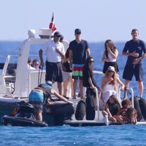 Mariah Carey se baigne avec son compagnon James Packer et ses enfants Moroccan et Monroe à Saint-Barthélemy le 10 janvier 2016.