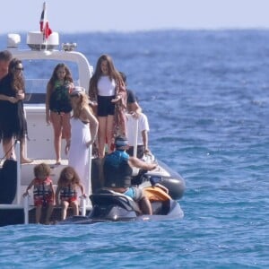 Mariah Carey se baigne avec son compagnon James Packer et ses enfants Moroccan et Monroe à Saint-Barthélemy le 10 janvier 2016.