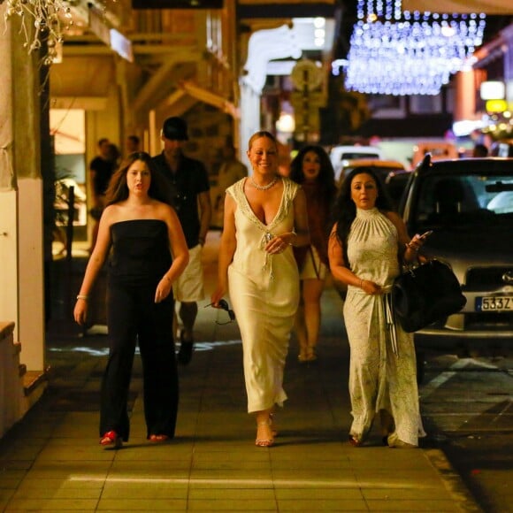 Mariah Carey fait du shopping dans une boutique à Saint-Barthélemy le 10 janvier 2016. La chanteuse à essayé une bague, une écharpe, une paire de chaussures et une robe.