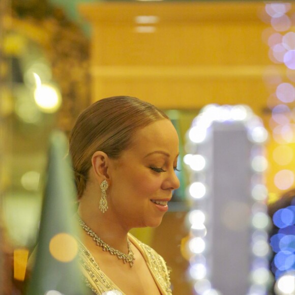 Mariah Carey fait du shopping dans une boutique à Saint-Barthélemy le 10 janvier 2016. La chanteuse à essayé une bague, une écharpe, une paire de chaussures et une robe.