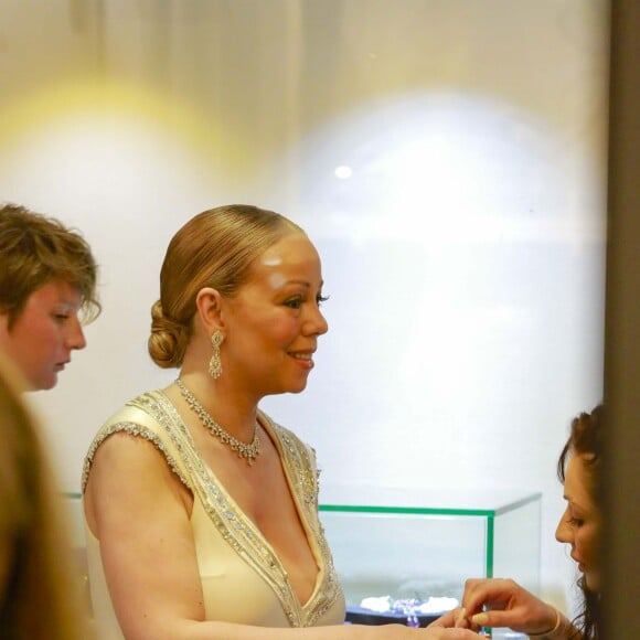 Mariah Carey fait du shopping dans une boutique à Saint-Barthélemy le 10 janvier 2016. La chanteuse à essayé une bague, une écharpe, une paire de chaussures et une robe.