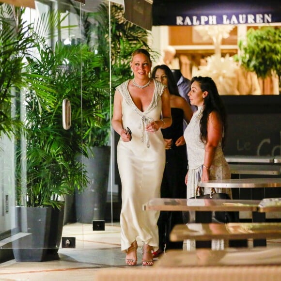 Mariah Carey fait du shopping dans une boutique à Saint-Barthélemy le 10 janvier 2016. La chanteuse à essayé une bague, une écharpe, une paire de chaussures et une robe.