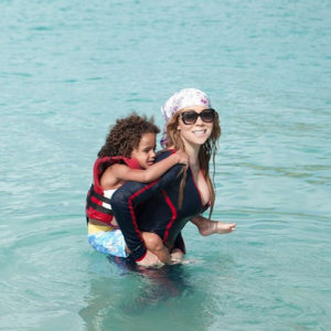 Mariah Carey savoure ses vacances à St-Barth avec sa fille Monroe. Photo postée sur le compte Instagram de la chanteuse au mois de janvier 2016.