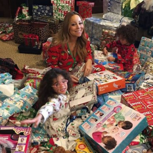 Mariah Carey et ses enfants, les jumeaux Monroe et Moroccan, le matin de Noël. Photo postée sur le compte Instagram de la chanteuse au mois de janvier 2016.