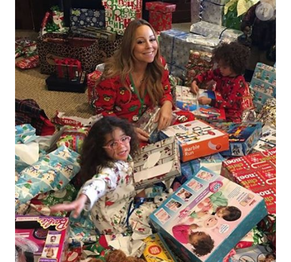 Mariah Carey et ses enfants, les jumeaux Monroe et Moroccan, le matin de Noël. Photo postée sur le compte Instagram de la chanteuse au mois de janvier 2016.