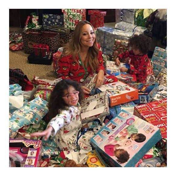 Mariah Carey et ses enfants, les jumeaux Monroe et Moroccan, le matin de Noël. Photo postée sur le compte Instagram de la chanteuse au mois de janvier 2016.