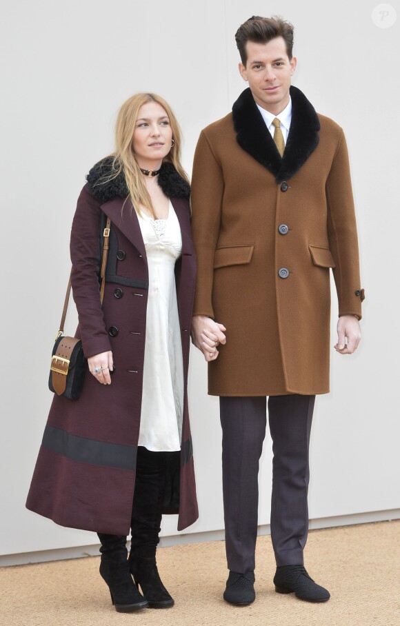 Joséphine De La Baume et son mari Mark Ronson - Photocall lors du défilé Burberry Prorsum Hommes Printemps-Eté 2016 à Londres, le 11 janvier 2016.