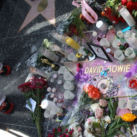 Les fans de David Bowie se réunissent et fleurissent son étoile sur le Walk of Fame sur Hollywood Boulevard à Los Angeles, le 11 janvier 2016.