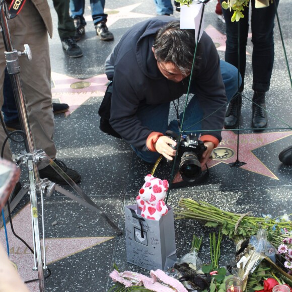 Les fans de David Bowie se réunissent et fleurissent son étoile sur le Walk of Fame sur Hollywood Boulevard à Los Angeles, le 11 janvier 2016.