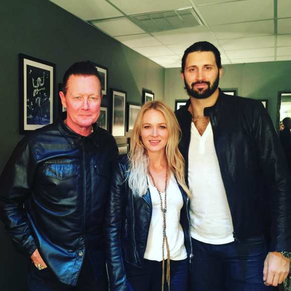 Jewel et son nouveau chéri Charlie Whitehurst avec l'acteur Robert Patrick à Austin en janvier 2016 lors d'un concert, The Leonard Cohen Experience. Photo du compte Instagram de Jewel.