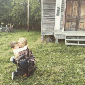Jewel et son fils Kase, 4 ans, fruit de son mariage passé avec Ty Murray, lors du tournage de son clip My Father's Daughter en 2015. Photo du compte Instagram de Jewel.
