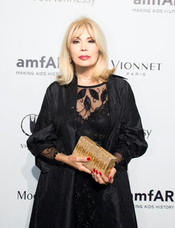 Amanda Lear à la soirée AmFar en marge de la fashion week de Milan le 26 septembre 2015.