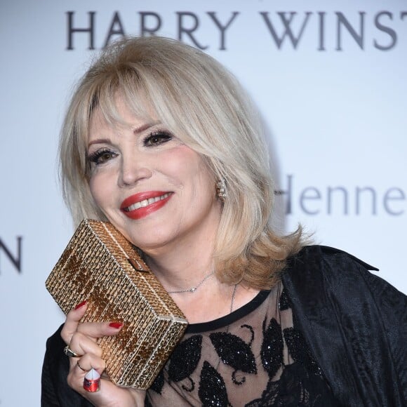 Amanda Lear - Photocall du gala de l'AmfAR lors de la fashion week de Milan. Le 26 septembre 2015