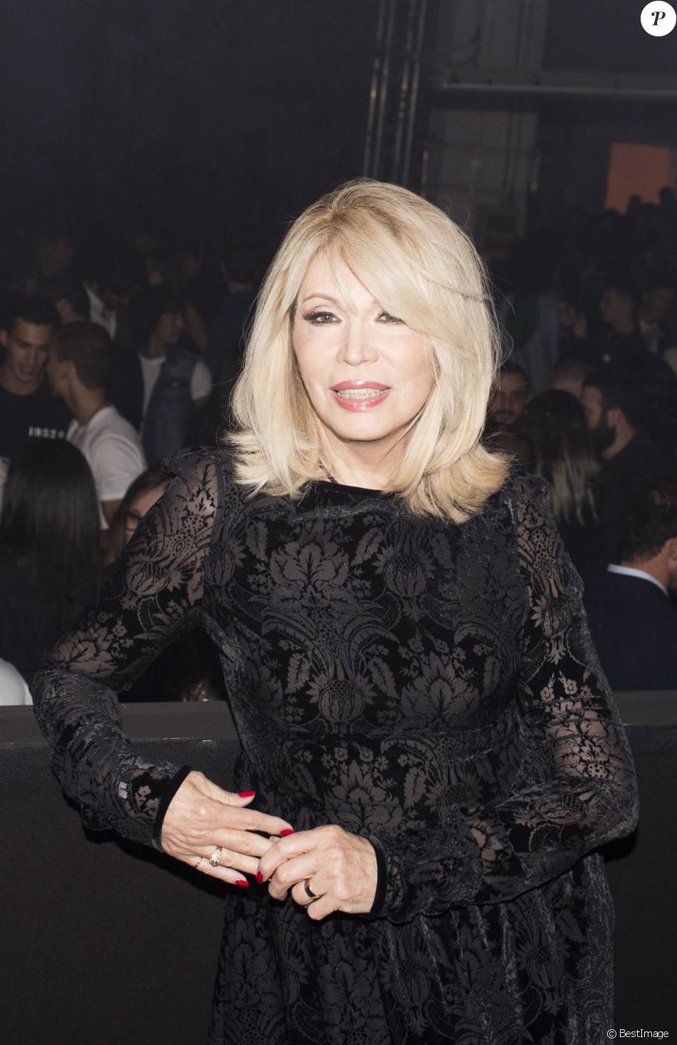 Exclusif Amanda Lear à la soirée Riccardo Tisci for Givenchy à Milan
