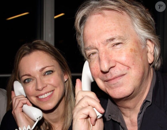 Alan Rickman participe au telethon pour venir en aide aux victimes du typhon Haiyan aux Philippines le 18 novembre 2013