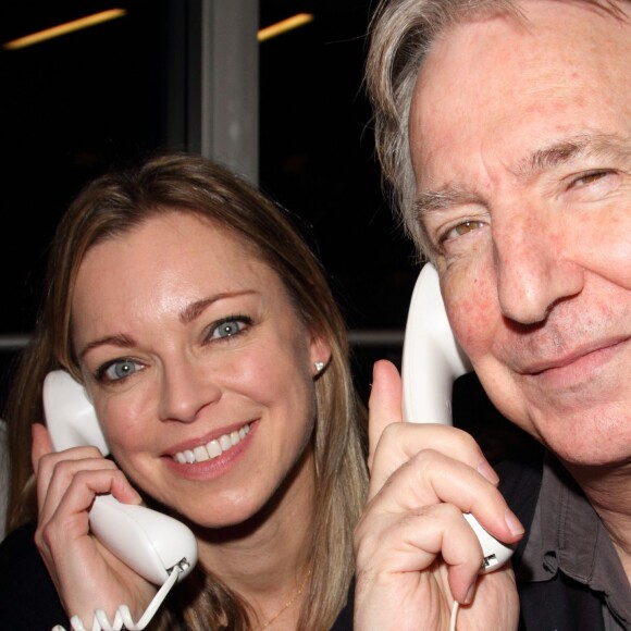Alan Rickman participe au telethon pour venir en aide aux victimes du typhon Haiyan aux Philippines le 18 novembre 2013