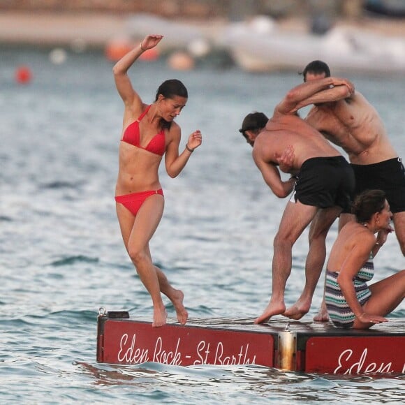 Exclusif - Pippa Middleton chahutant avec son frère James et son (petit) ami James Matthews à côté de sa mère Carole Middleton, en vacances à Saint-Barthélemy sur la plage de l'Eden Rock le 22 août 2015