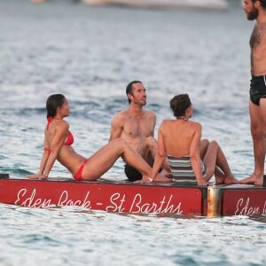 Exclusif - Pippa Middleton chahutant avec son frère James et son (petit) ami James Matthews à côté de sa mère Carole Middleton, en vacances à Saint-Barthélemy sur la plage de l'Eden Rock le 22 août 2015