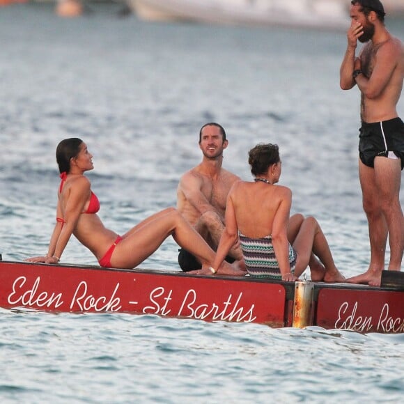 Exclusif - Pippa Middleton chahutant avec son frère James et son (petit) ami James Matthews à côté de sa mère Carole Middleton, en vacances à Saint-Barthélemy sur la plage de l'Eden Rock le 22 août 2015