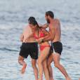 Exclusif - Pippa Middleton chahutant avec son frère James et son (petit) ami James Matthews à côté de sa mère Carole Middleton, en vacances à Saint-Barthélemy sur la plage de l'Eden Rock le 22 août 2015