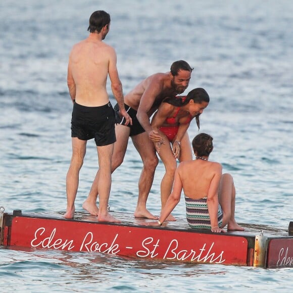 Exclusif - Pippa Middleton avec son frère James et son (petit) ami James Matthews, et sa mère Carole Middleton, en vacances à Saint-Barthélemy sur la plage de l'Eden Rock le 22 août 2015